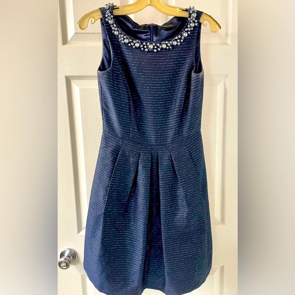 Elegant Tahari Size 2 Cocktail Dress – Perfect for Holiday Parties!